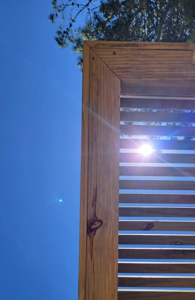 Persona contactando con el equipo de arquitectos de Levita Properties en Alicante y Costa Blanca a través de un ordenador para iniciar una auditoría técnica inmobiliaria