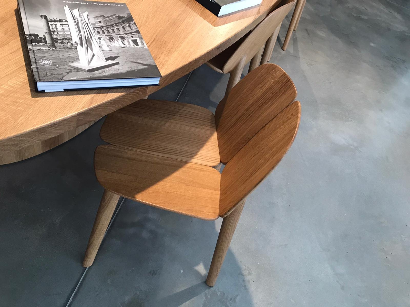 Mobiliario de diseño y libros de arquitectura en el estudio Levita Properties en Alicante, simbolizando el valor añadido del proyecto de autor en la revalorización de viviendas.
