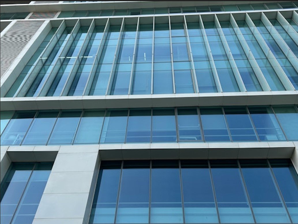 Fachada de arquitectura moderna con grandes ventanales en Alicante, representando el servicio de visión estratégica, análisis de viabilidad y asesoramiento financiero para inversores de Levita Properties