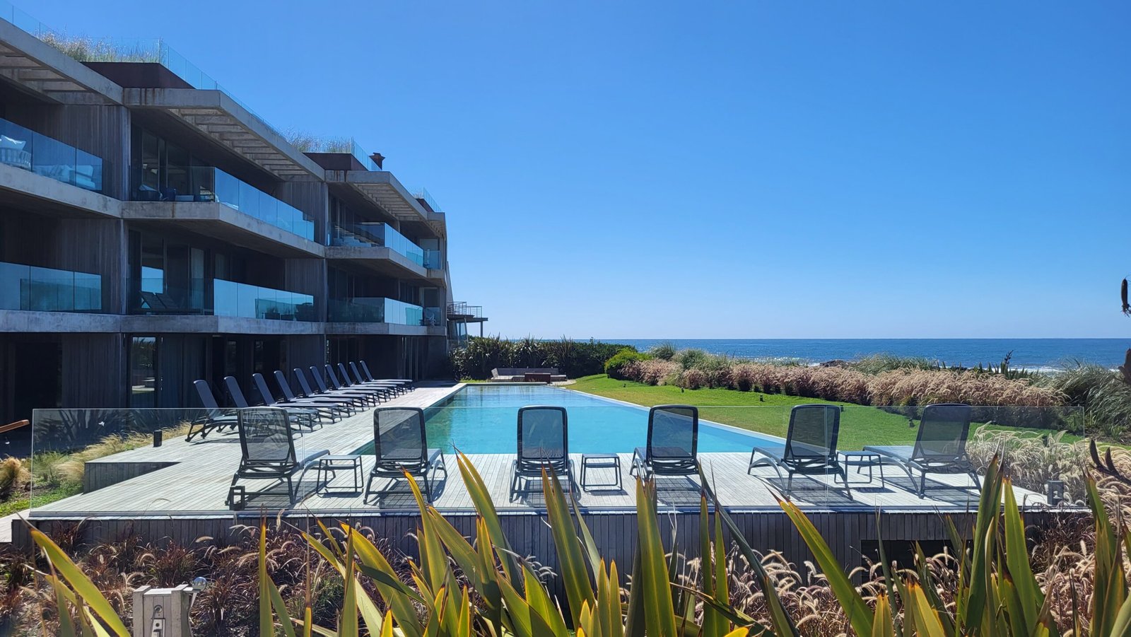 Propiedad de lujo con piscina y vistas al Mediterráneo en Alicante y Costa Blanca representando el asesoramiento técnico y arquitectónico de Levita Properties para inversiones inmobiliarias de alto valor