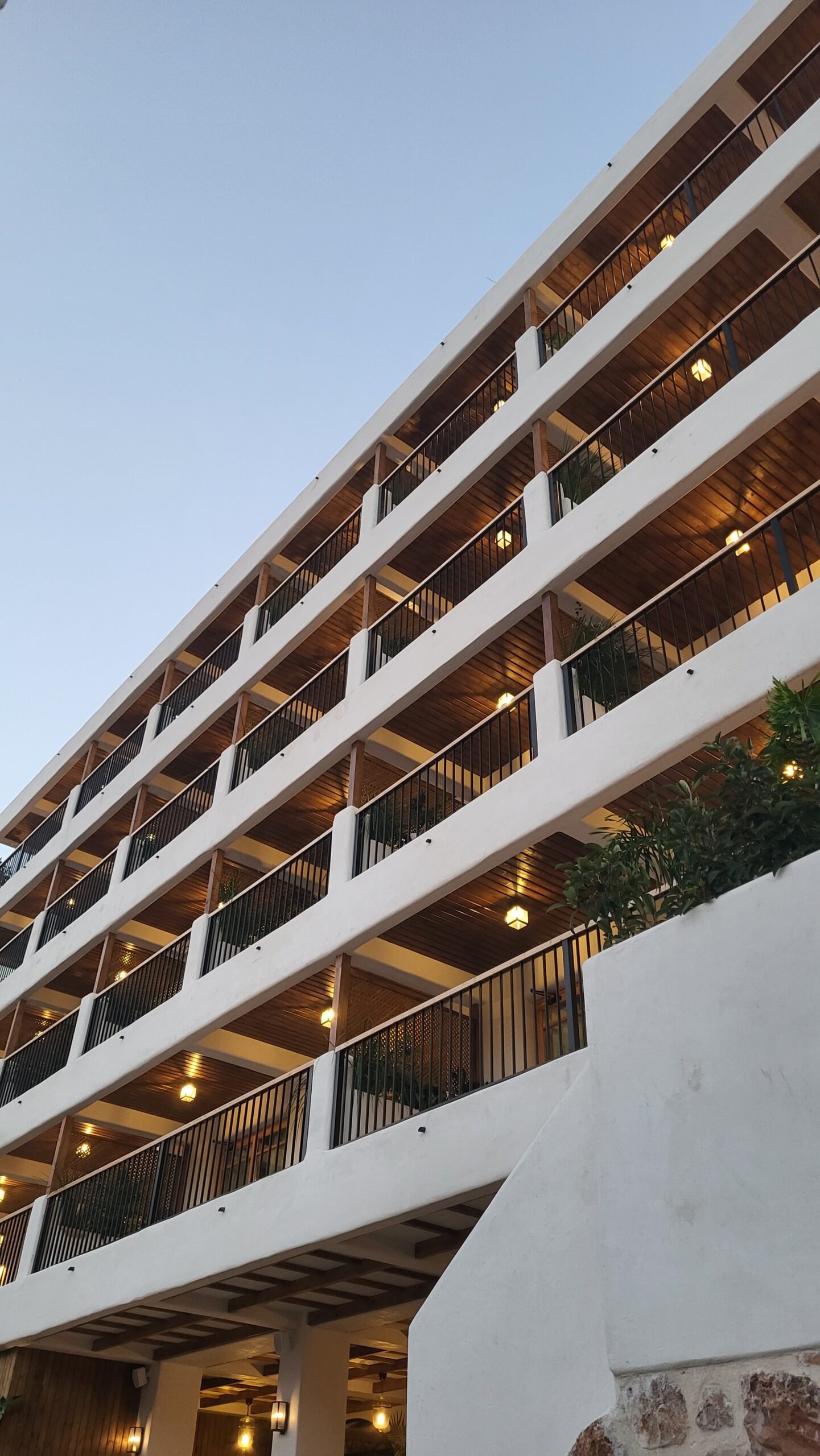 Fachada de edificio residencial con acabados en madera en Alicante, Costa Blanca, que representa el filtro de calidad y la revisión técnica de arquitectos de Levita Properties para compradores
