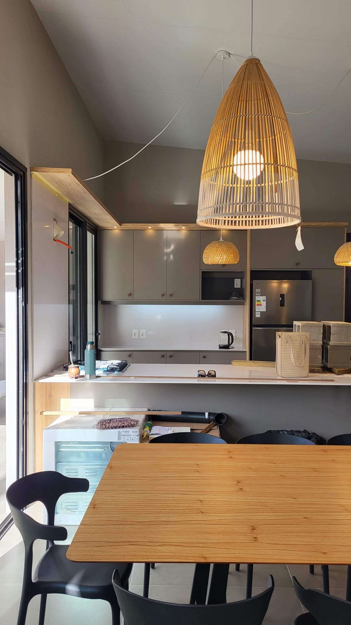 Ejemplo de potencial de reforma y diseño de interiores en una vivienda en Alicante, mostrando la capacidad de transformación arquitectónica de Levita Properties para aumentar el valor de venta