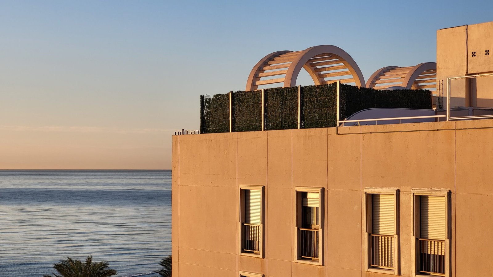Terraza de ático de lujo con vistas al Mediterráneo en Alicante: ejemplo de activo inmobiliario gestionado por Levita Properties mediante auditoría técnica de arquitectos para maximizar su valor de venta