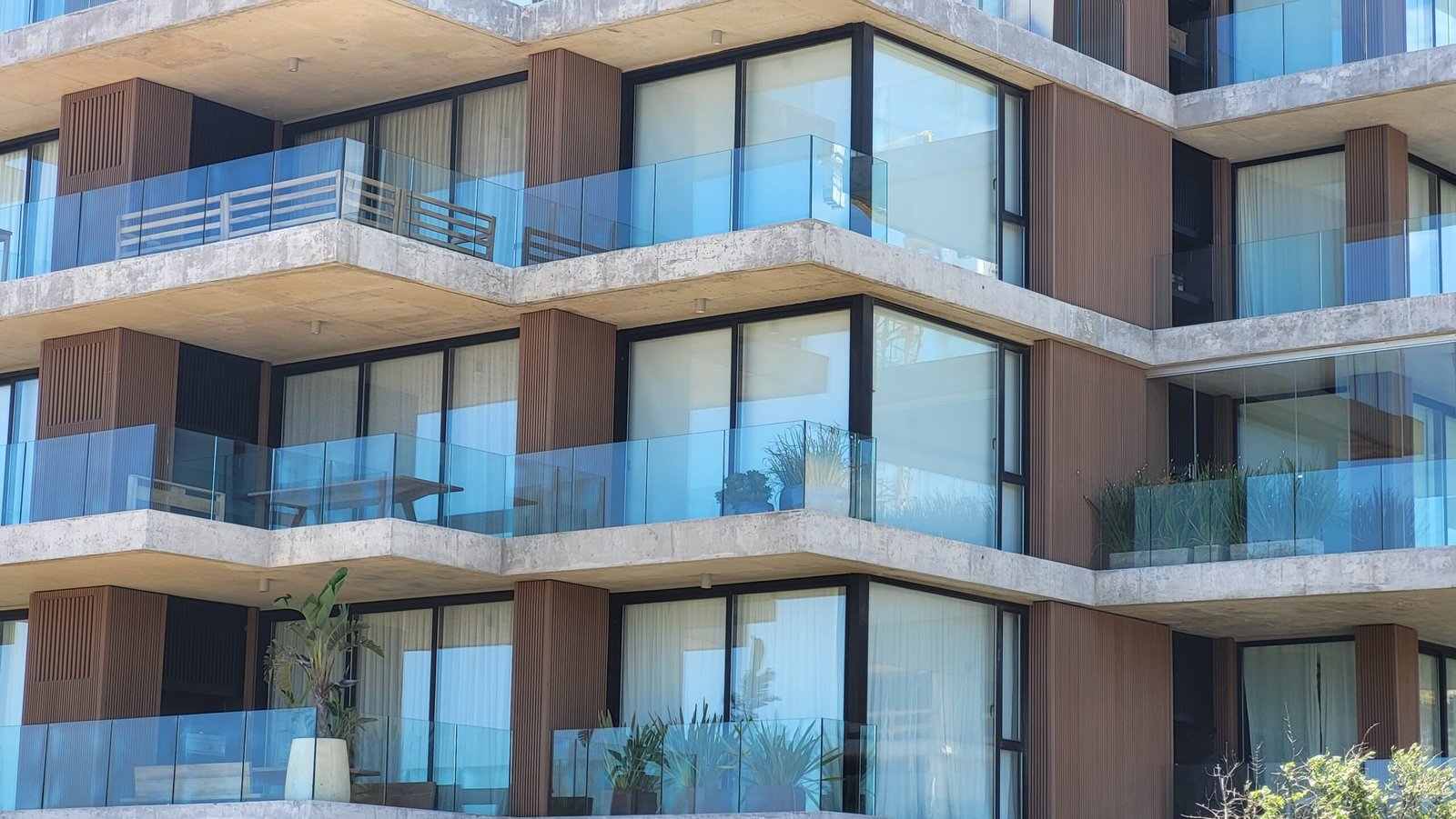 Fachada de edificio residencial moderno en Alicante con balcones de diseño, representando la selección de propiedades y activos inmobiliarios analizados por los arquitectos de Levita Properties