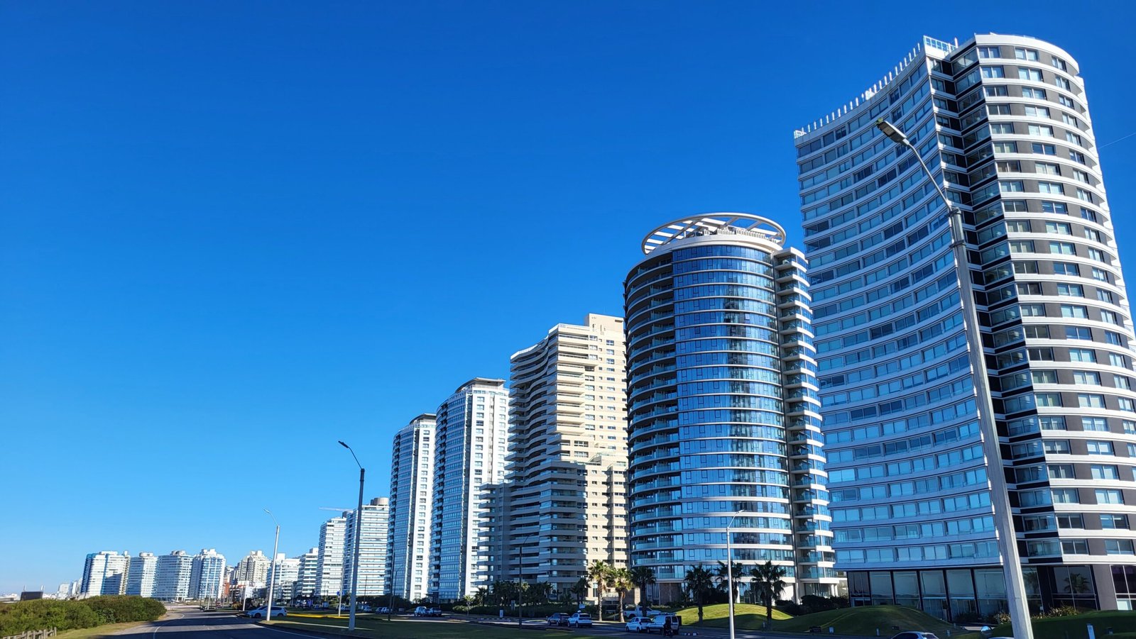 Skyline de edificios residenciales de lujo frente al mar en Alicante, Costa Blanca, representando el servicio de posicionamiento inmobiliario basado en virtudes arquitectónicas de Levita Properties.