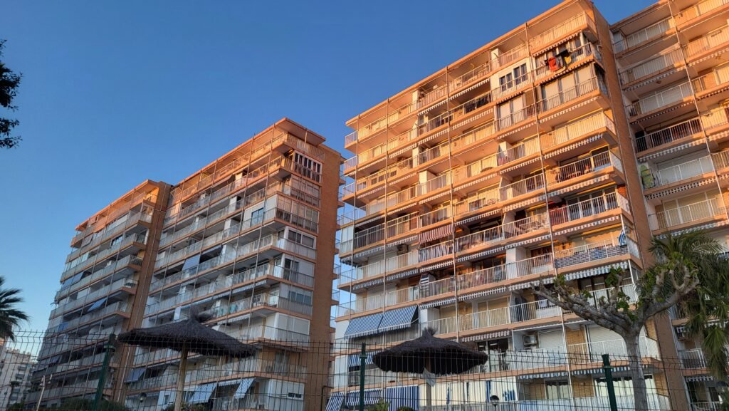 Fachada de edificios residenciales de varias plantas en primera línea de playa en Alicante, sujetos a auditoría técnica arquitectónica para evaluar su estado de conservación.