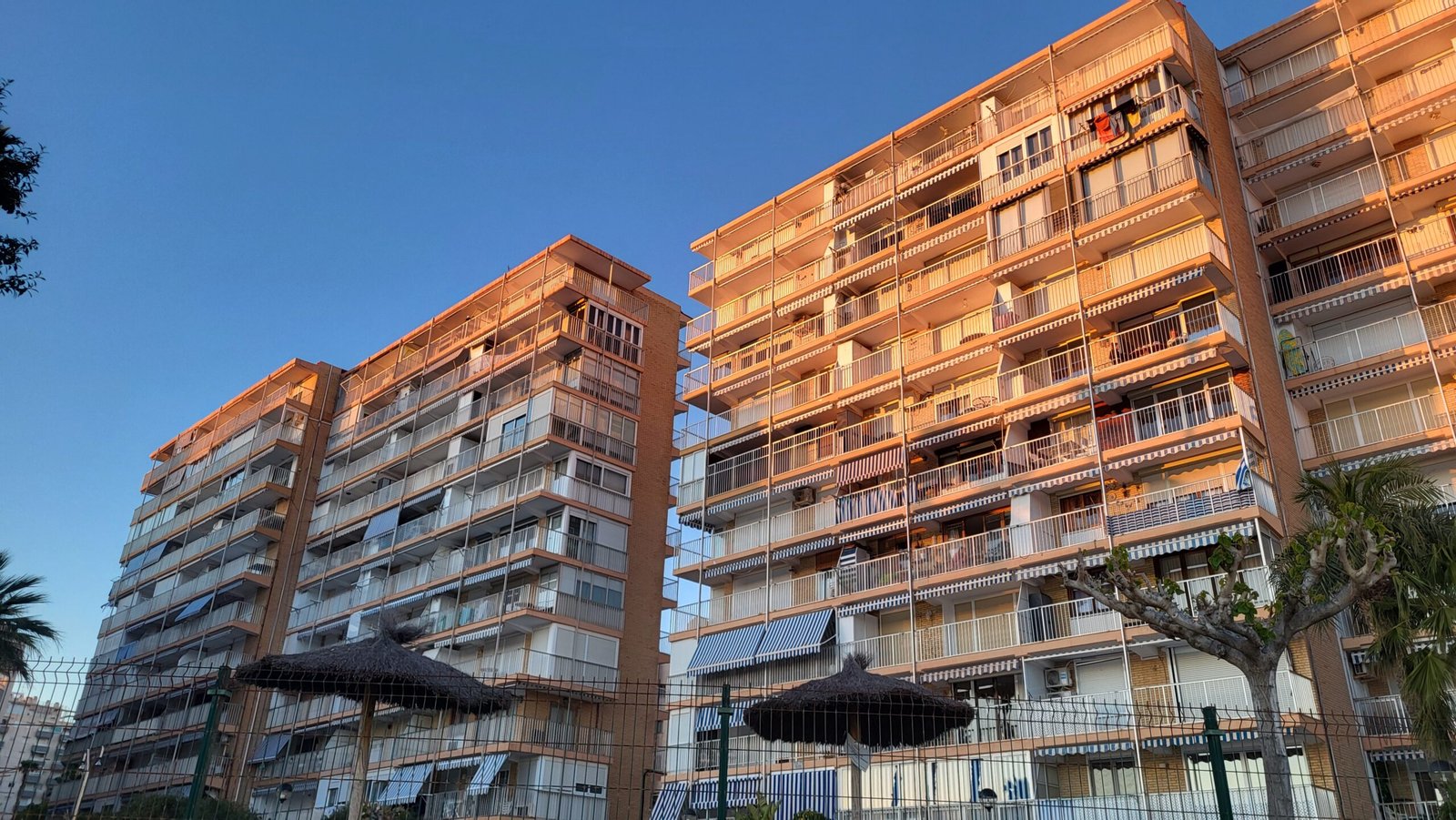 Fachada de edificios residenciales de varias plantas en primera línea de playa en Alicante, sujetos a auditoría técnica arquitectónica para evaluar su estado de conservación.