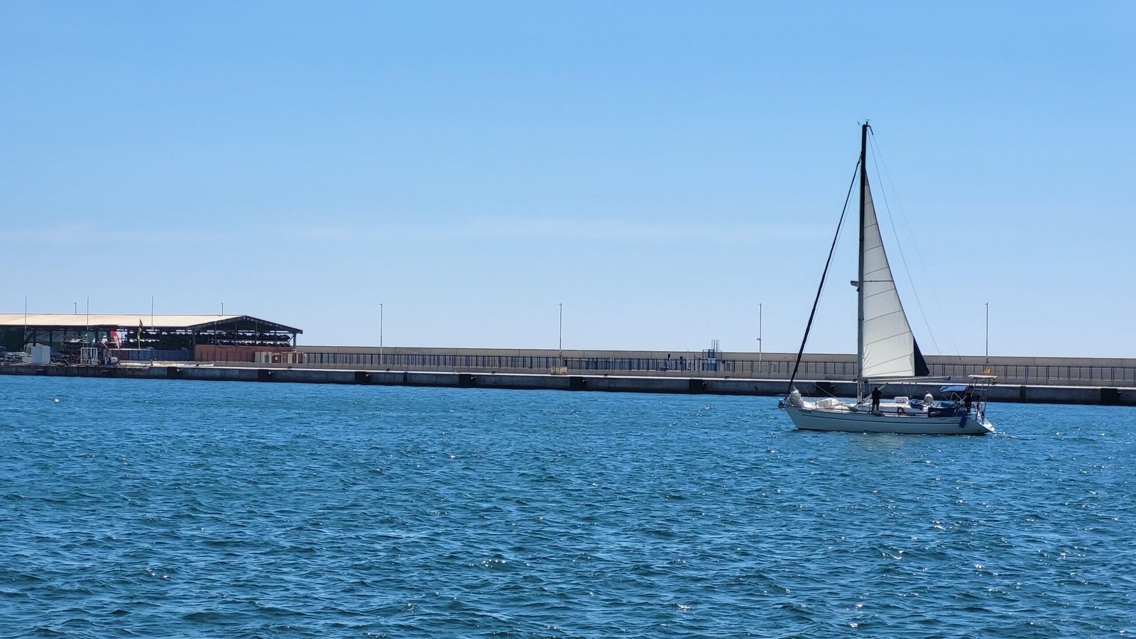 Velero navegando en el mar que representa la libertad financiera y los ingresos pasivos de un inversor inmobiliario exitoso.